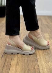 Lucibella 2042 Kadın Hakiki Deri Dolgu Topuk Sandalet